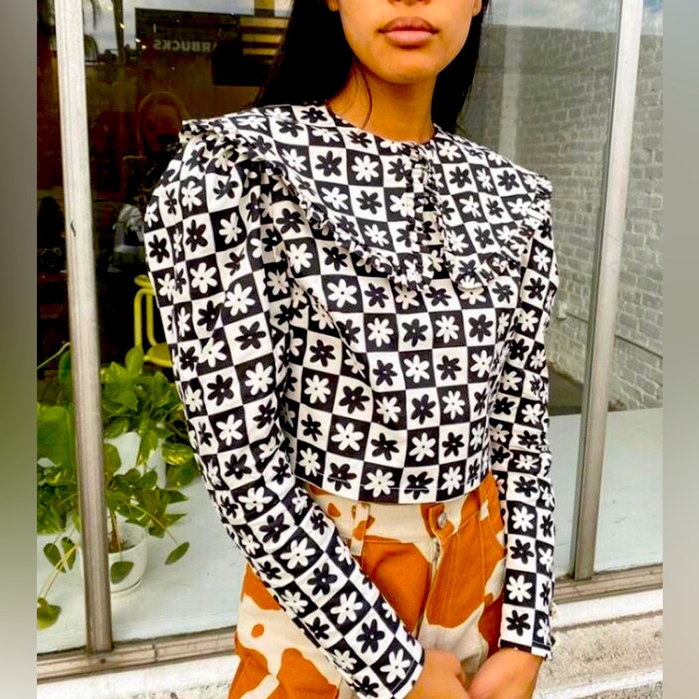 🌼 LISA SAYS GAH Wendy Long Sleeve
Top In Black Daisy Check! 🌼